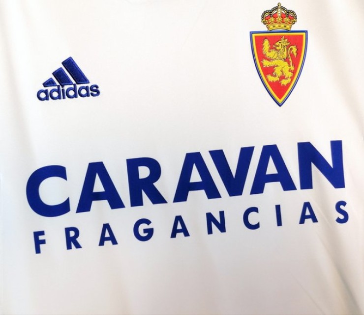 La marca de Caravan Fragancias luce en la camiseta del Real Zaragoza.