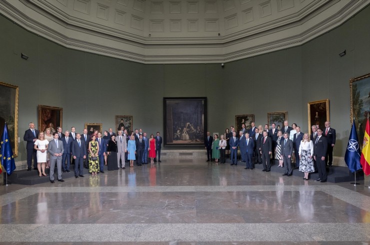 Foto de familia de los jefes de Estado y jefes de Gobierno que han participado en la cumbre de la OTAN, antes de la cena en el Museo del Prado. (A. Ortega. / Europa Press).