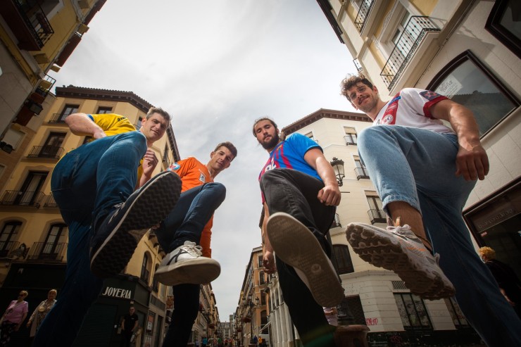 Los capitanes de los equipos participantes posan en la calle Alfonso de Zaragoza.