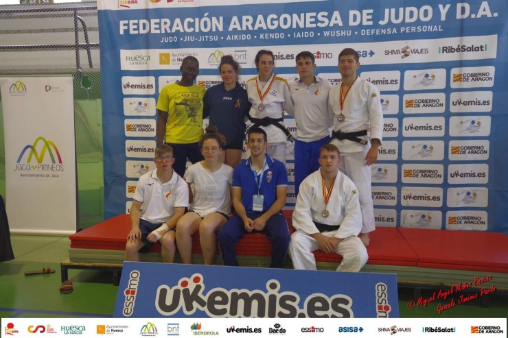 La delegación aragonesa posa tras la disputa de la Copa de España de Judo.