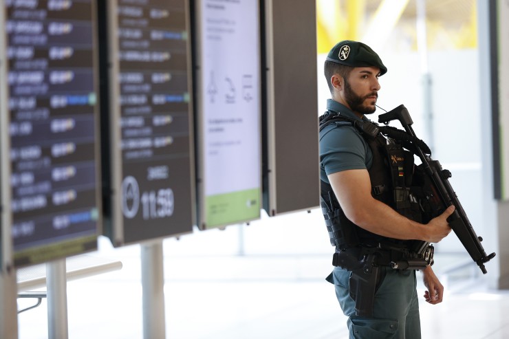 Un agente de la Guardia Civil vigila el aeropuerto Adolfo Suárez Madrid Barajas. / EFE