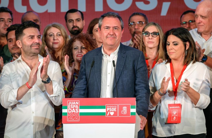 El candidato del PSOE a la presidencia de la Junta de Andalucía, Juan Espadas, durante su comparecencia en un hotel de Sevilla para valorar los resultados de las elecciones. (EFE/ Julio Muñoz).