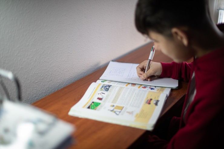 Un niño haciendo sus deberes. / Europa Press.