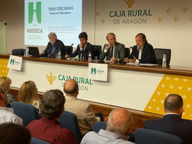 El alcalde de Zaragoza, Jorge Azcón, en el debate sobre el tren de Cercanías organizado por Huesca Suena. Foto: EP.