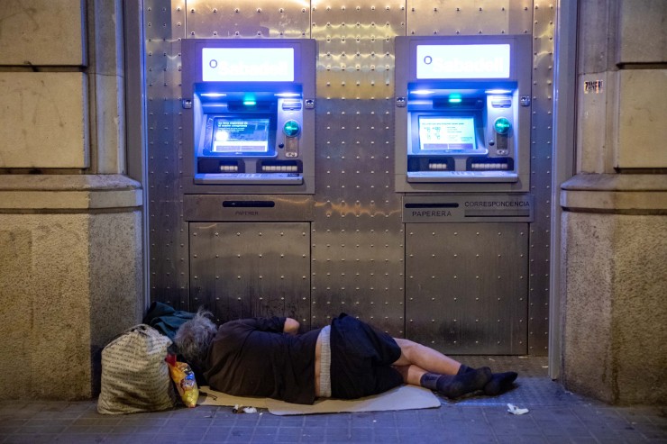 Persona sin hogar durmiendo en la calle (Archivo Europa Press).