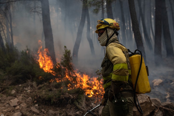Un bombero trabaja en la extinción del incendio en la Sierra Culebra (Zamora). / Europa Press