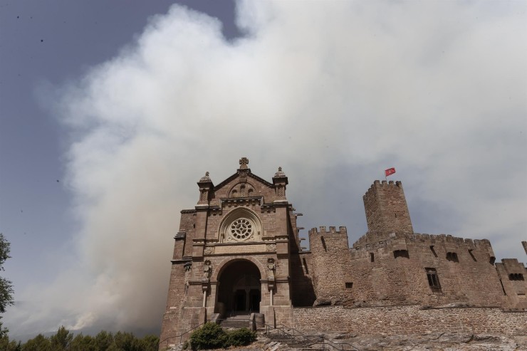 El incendio en la Sierra de Leyre ha obligado a desalojar el monasterio. (EFE / Jesús Diges).