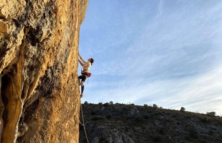 La escaladora Andrea Álvarez en una vía deportiva de Calcena./Foto: Isuela Valley.