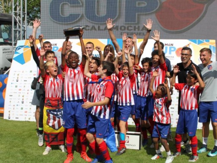 El Atlético de Madrid celebra el título de la edición pasada.