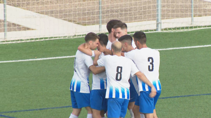 Los jugadores de La Almunia celebran su primer gol en el partido.