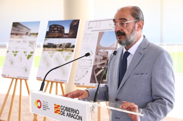 El presidente de Aragón, Javier Lambán, este lunes durante la presentación de las viviendas en los 'cacahuetes' de la Expo. / Gobierno de Aragón