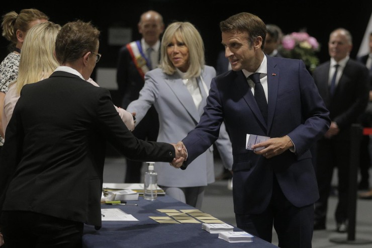 El presidente francés Emmanuel Macron y su esposa, Brigitte Macron, llegan para votar en Le Touquet, en el norte de Francia. (EFE/EPA/Michel Spingler).