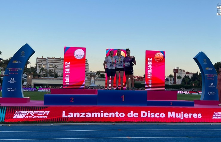 Natalia Sainz, a la izquierda, en el podio del Campeonato de España de atletismo. Foto: RFEA