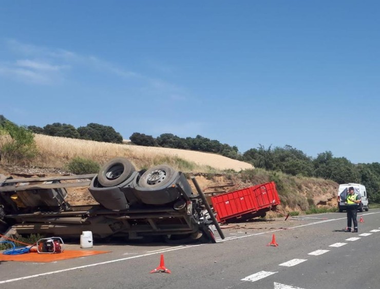 El siniestro ha obligado a cortar un carril de la carretera. / Foto: Guardia Civil Huesca.