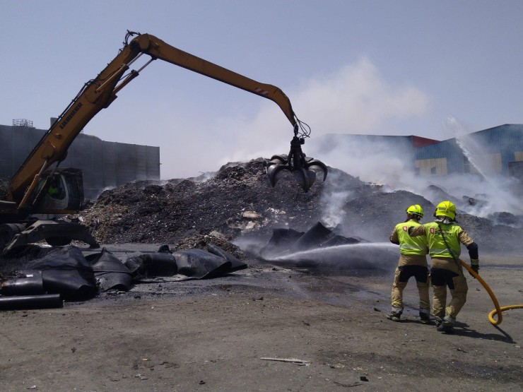 Los bomberos trabajan en la extinción de un incendio declarado en un área del PTR. | Ayuntamiento de Zaragoza