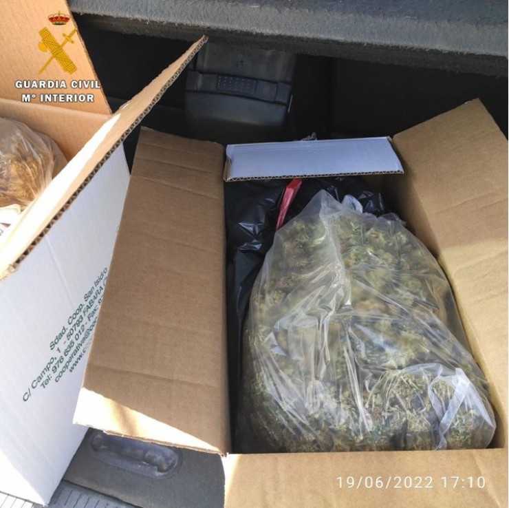 El joven tenía dos kilos de marihuana en el maletero del coche. (Guardia Civil).