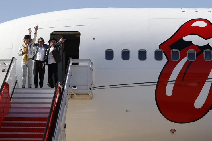Los integrantes de The Rolling Stones:  Mick Jagger, Keith Richards y Ron Wood, a su llegada en el aeropuerto Adolfo Suárez Madrid-Barajas. (EFE/Mariscal).