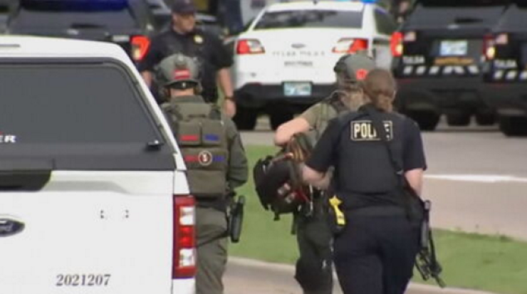 Varios agentes acuden al lugar del tiroteo en Tulsa.