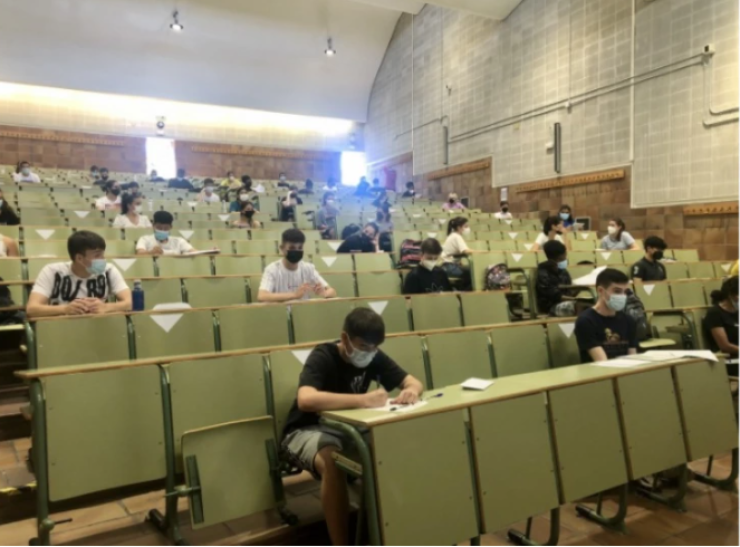 Alumnos universitarios, durante un examen.
