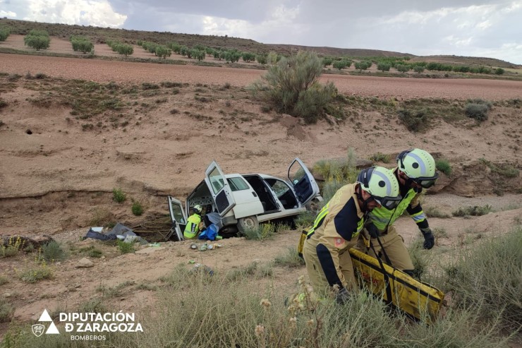 El vehículo ha quedado encajado en un barranco. / Foto: Diputación de Zaragoza.