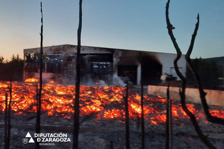 Imagen del incendio que ha calcinado una nave y un campo aledaño en Vera de Moncayo, Zaragoza. / Diputación de Zaragoza