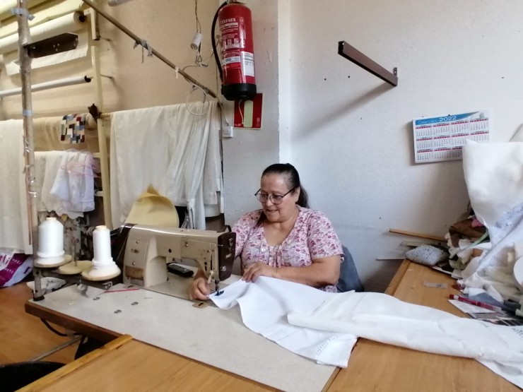 Carmen García es propietaria de la tapicería de Benasque Nou Stil junto a su marido.