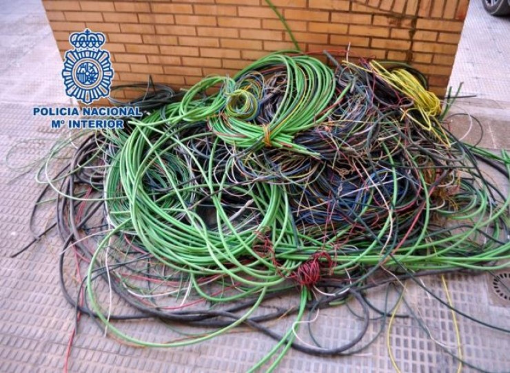 Imagen de archivo de cables de hilo de cobre robados.