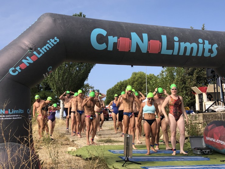 Decenas de nadadores se han animado a participar en la jornada de Aspanoa en el pantano de San Bartolomé.