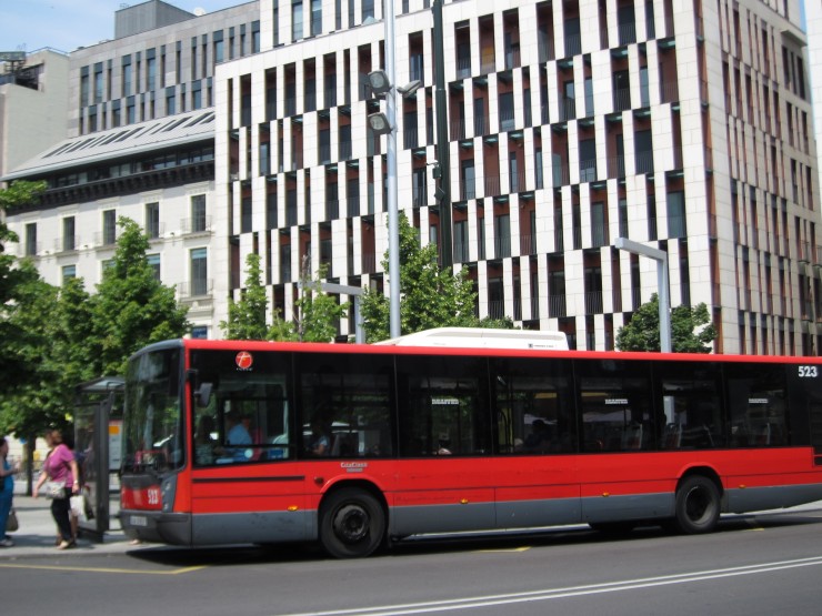 Autobús urbano en una parada en la Plaza de España de Zaragoza. / Europa Press