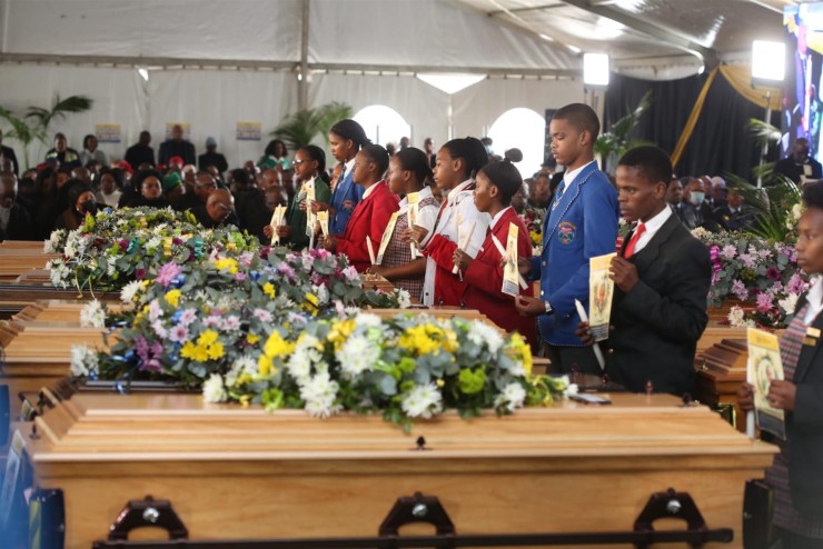 Funeral de los 21 jóvenes fallecidos la pasada semana en East London, Sudáfrica-. / EFE