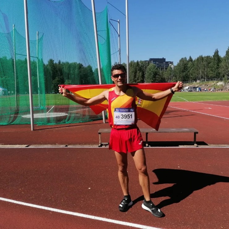 David Traid posa con la bandera de España.