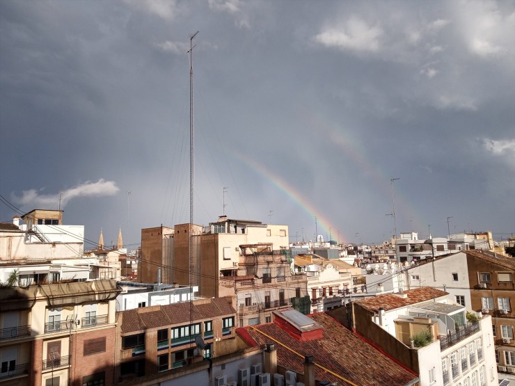 Arcoíris doble en el cielo de Valencia tras una tormenta. (Archivo, EP).