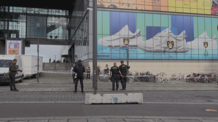 Cordón policial en el centro comercial de Copenhague. / Agencias.