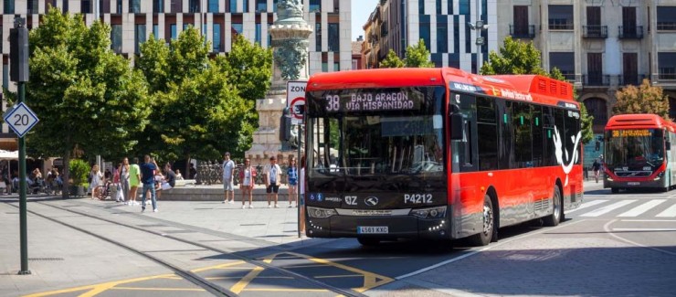 Autobús urbano en la plaza de España de Zaragoza. / Europa Press