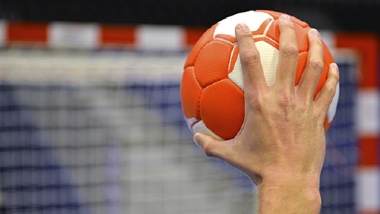 Un jugador sostiene un balón de balonmano.