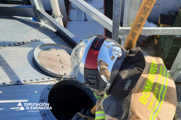 Uno de los bomberos que ha intervenido en el silo de Figueruelas donde ha empezado el incendio. / Diputación de Zaragoza