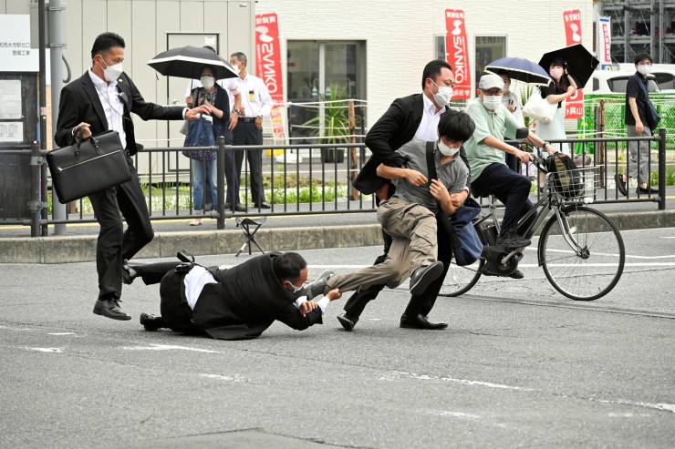 Momento en el que la policía detiene al asesino del expresidente japonés. / EFE