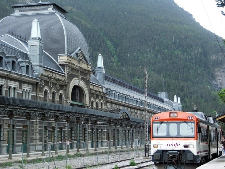 Imagen de archivo de un tren en la estación de Canfranc. / Europa Press