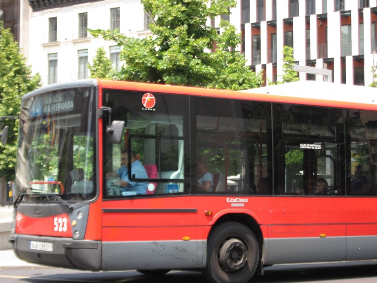 Un autobús urbano de Zaragoza en la Plaza de España. / Europa Press