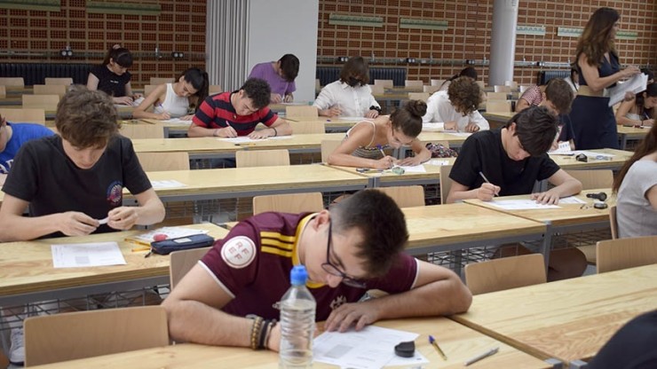Estudiantes de Bachillerato realizando los exámenes de la EvAU. / Europa Press
