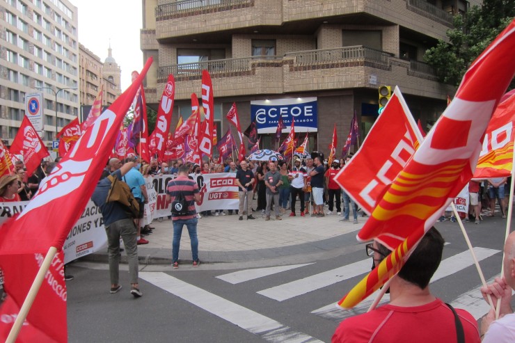 CCOO y UGT Aragón se concentran ante la sede de la patronal para reclamar un pacto de salarios./ Europa Press.