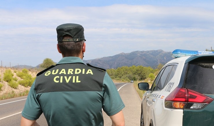 Un agente de la Guardia Civil junto a un vehículo en una carretera. / Europa Press