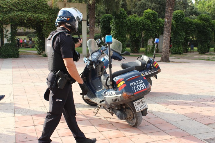 Imagen de un agente junto a una moto. / Policía Nacional