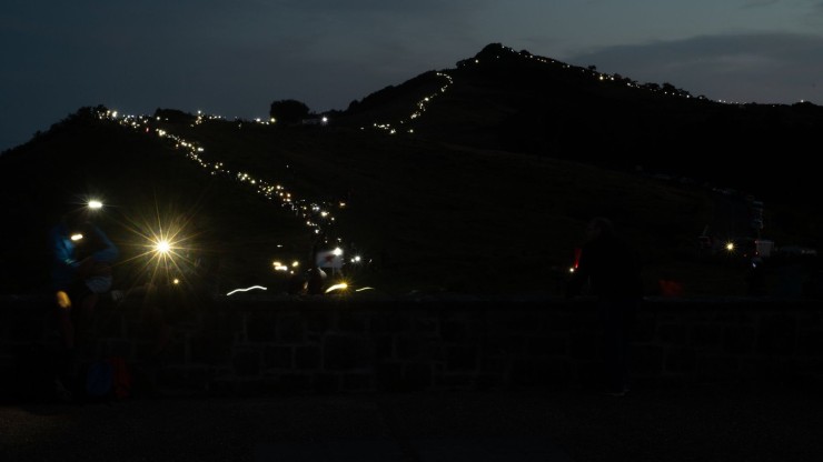 Cadena de luz en el Pirineo en favor de la autodeterminación este sábado. / Twitter Gure Esku
