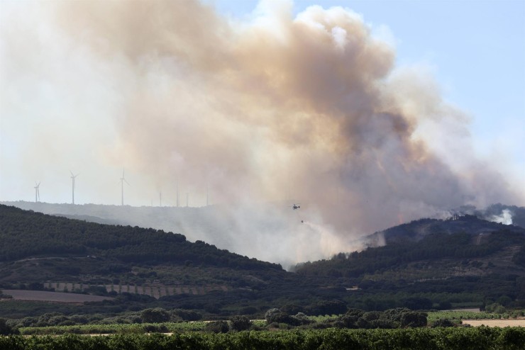 Incendio declarado en el monte Yerga en La Rioja. (EFE/ Raquel Manzanares).