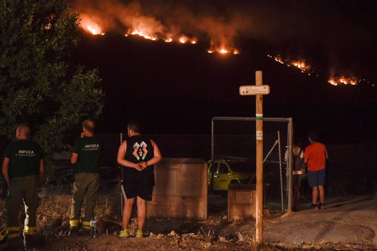 La Junta de Andalucía ha desactivado el nivel 1 del Plan de Emergencias por Incendios Forestales de Andalucía decretado por el fuego declarado este lunes en Pinos Puente, en Granada. (EFE/Miguel Ángel Molina).