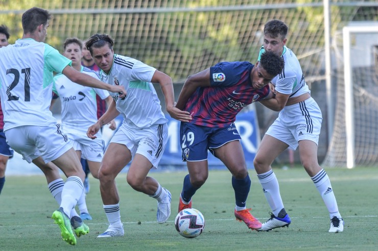 Kevin Carlos trata de llevarse el balón en un lance del partido. Foto: SD Huesca