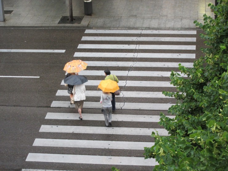 Imagen de archivo de varias personas con paraguas en Zaragoza. / Europa Press