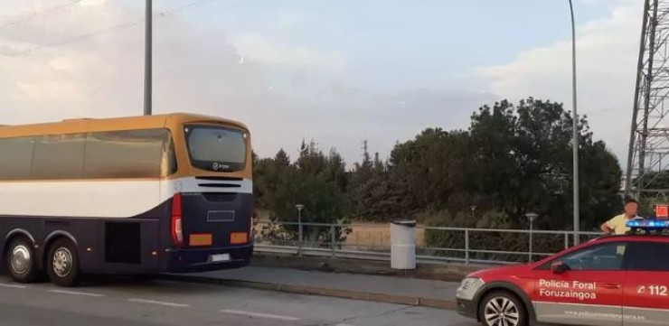 Inmovilizado un autobús en Marcilla (Navarra) después de que los pasajeros avisaran de que el conductor esnifaba droga. / Policía Foral.