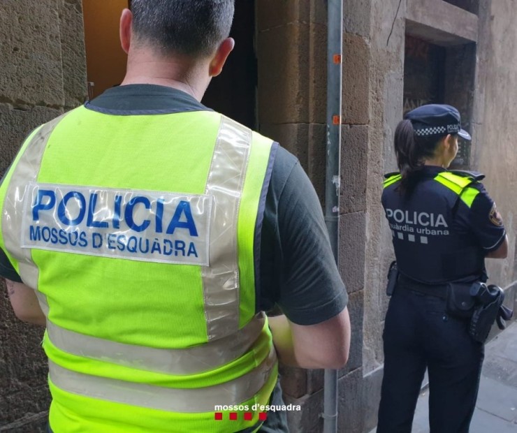Imagen de archivo de un agente de los Mossos d'Esquadra y una agente de la Guardia Urbana de Barcelona. / Europa Press